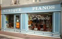 les cours de violon, alto, violoncelle, contrebasse et guitare ont lieu au magasin de musique la pibole à Loudun situé à 55 km au nord de Poitiers