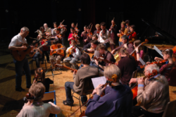 L' Orchestre  cordes des Ateliers Musicaux Nicolas Verdon, en concert le Dimanche 12 Mars 2006 au Centre Culturel de Loudun.