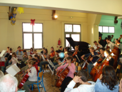 L' Orchestre  cordes des Ateliers Musicaux Nicolas Verdon, en concert le Dimanche 17 Dcembre 2006,  la salle de ftes de Monts-sur-Guesnes  16 km de Loudun.