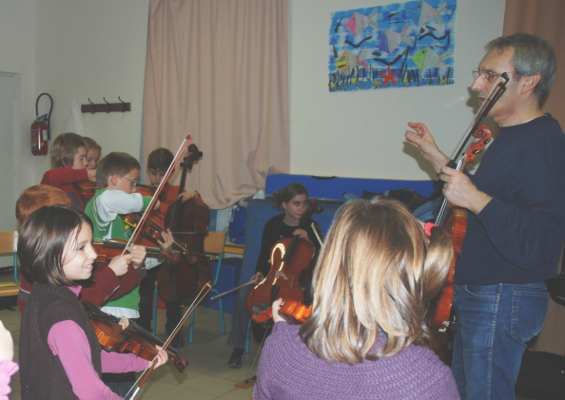 Animation des Lundi 9, 16, 23, 30 Novembre et 7 Décembre 2009 de 17 H à 18 H à Ecole Primaire des Tilleuls d' Angliers. Dans le prolongement de notre résidence à Angliers, répétition d' un groupe d'une quinzaine d'enfants d' Angliers dans les locaux de l' Ecole des Tilleuls, sous la direction de notre professeur Nicolas Verdon. Principalement Issus de l' Ecole Primaire des Tilleuls, ces jeunes artistes débutants (violon, alto, violoncelle et contrebasse) se joindront à l' Orchestre de l' Ecole de Cordes du Loudunais à l'occasion de notre concert du 13 Décembre 2009 au Pavillon du Québec à Angliers.